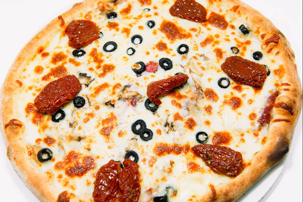 Pizza scoasă din cuptorul cu lemne